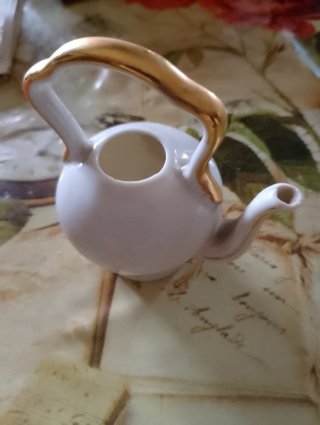 Figura cafetera pequeña dorada
