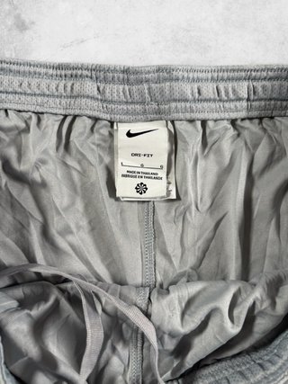 Pantalón corto deportivo Nike gris talla L Mujer