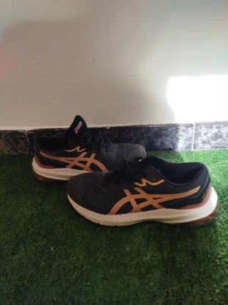 Tenis Asics Talla 38 Negro y Dorado