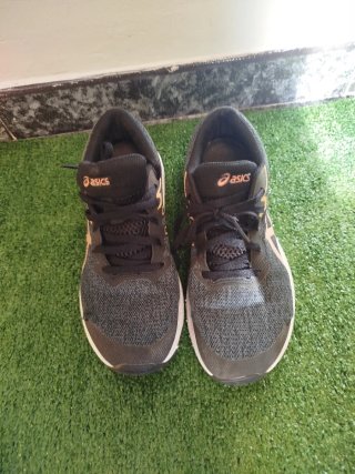 Tenis Asics Talla 38 Negro y Dorado