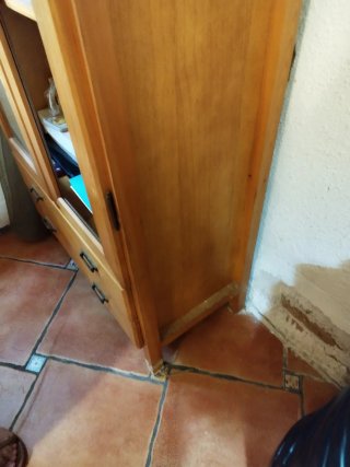 Mueble aparador de madera y cristal