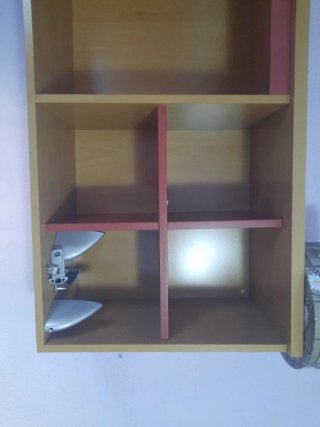 Estantería de madera con compartimentos