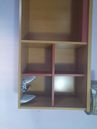 Estantería de madera con compartimentos