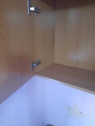 Estantería de madera con compartimentos