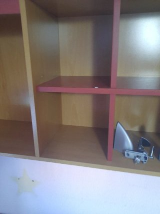 Estantería de madera con compartimentos