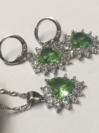 Conjunto de collar y pendientes corazón verde