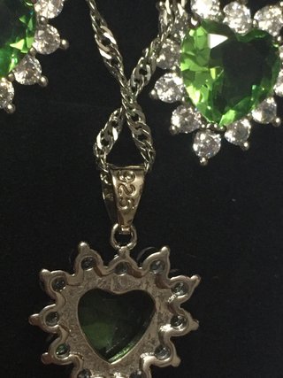 Conjunto de collar y pendientes corazón verde