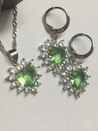Conjunto de collar y pendientes corazón verde