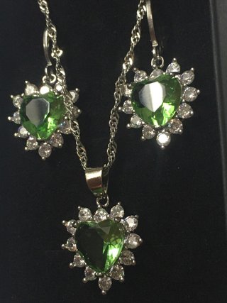 Conjunto de collar y pendientes corazón verde