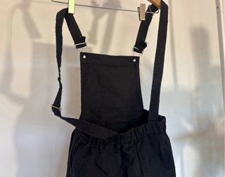 Peto corto negro tirantes ajustables