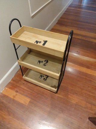 Estantería de madera y metal