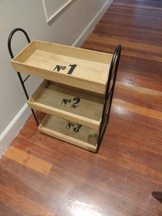 Estantería de madera y metal