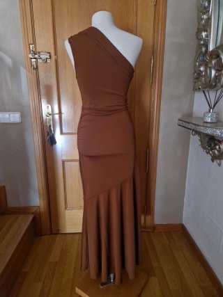 Vestido marrón de fiesta