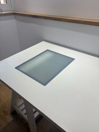 Mesa de estudio blanca con caballetes