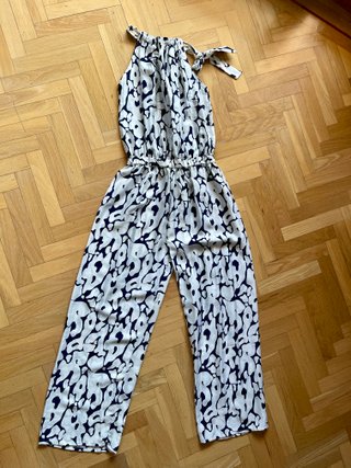 Mono azul y blanco