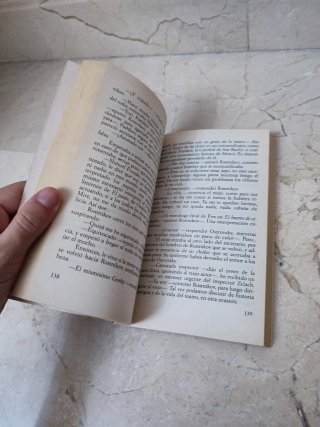 Novela Camaleón Rojo, Stuart M. Kaminskay