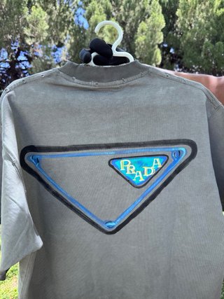 Camiseta Prada gris con logo azul
