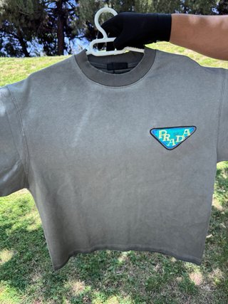 Camiseta Prada gris con logo azul