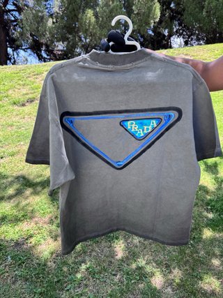 Camiseta Prada gris con logo azul
