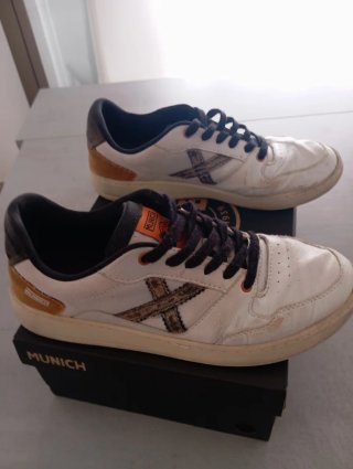 Zapatillas Munich Blancas y Negras