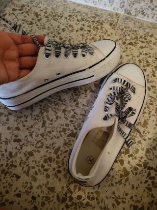 Zapatillas tipo Converse Blancas con Cordones