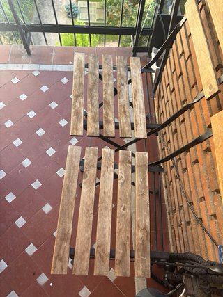 Mesa de madera y 2 sillas para terraza