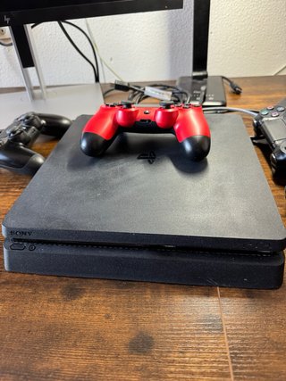 PS4 Slim 1TB + 4 Mandos