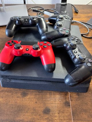 PS4 Slim 1TB + 4 Mandos