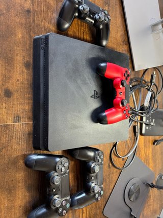 PS4 Slim 1TB + 4 Mandos