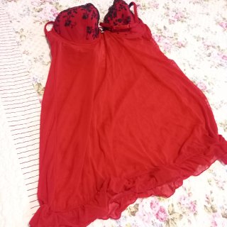 Minicamison rojo bordado negro