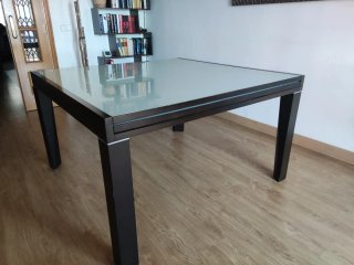 Mesa de comedor extensible de madera y cristal
