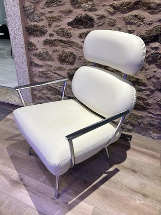 Sillón de diseño en piel blanca y dos puff
