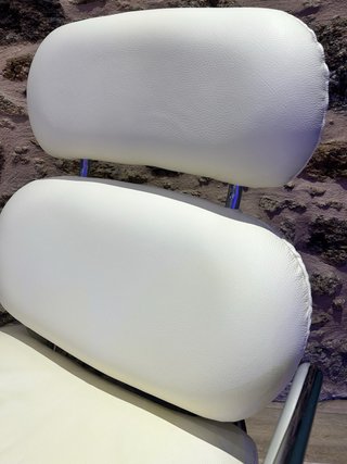Sillón de diseño en piel blanca y dos puff