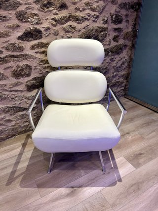 Sillón de diseño en piel blanca y dos puff