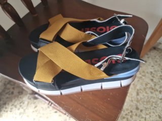 Sandalias Gioseppo negras y amarillas