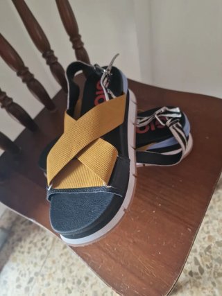 Sandalias Gioseppo negras y amarillas