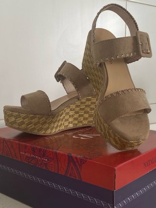 Sandalias cuña negras elegantes