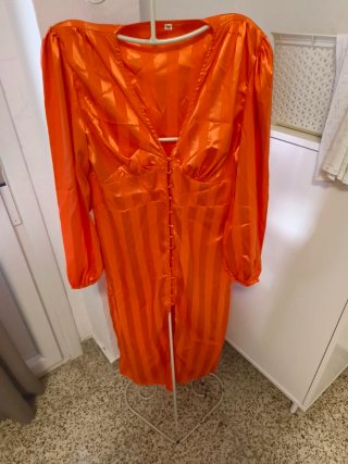 Vestido naranja manga abullonada