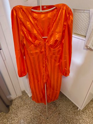 Vestido naranja manga abullonada