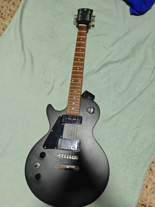 Guitarra eléctrica negra como nueva
