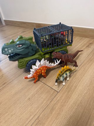 Camión con dinosaurios de juguete