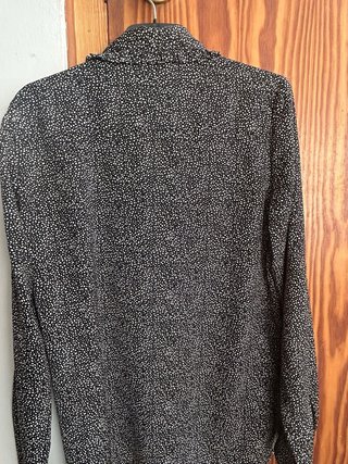 Camisa negra con estampado de puntos blancos