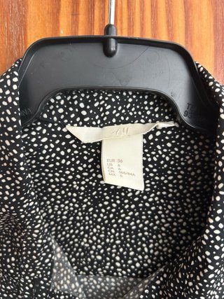 Camisa negra con estampado de puntos blancos