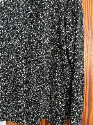 Camisa negra con estampado de puntos blancos