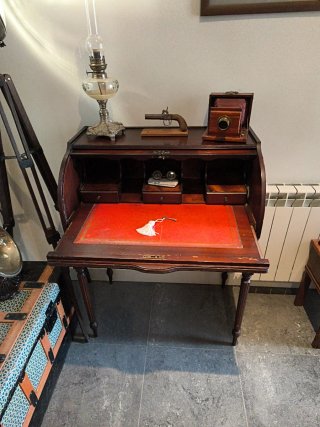 Antiguo escritorio buró de madera y cuero