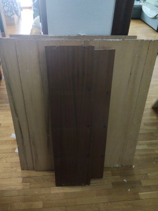 Estantería de madera marrón