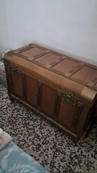 Baúl de madera y metal
