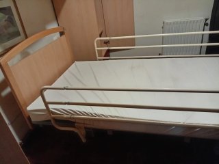 Cama ortopédica con barandillas
