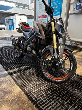 QJMotor SRK 125S Moto Naked Negra/Gris