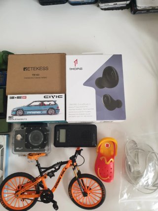 Lote de artículos variados: cámara, bici, etc.